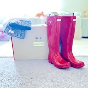 NWT Red Hunter Boots Size 7 With Fitted Fleece Socks